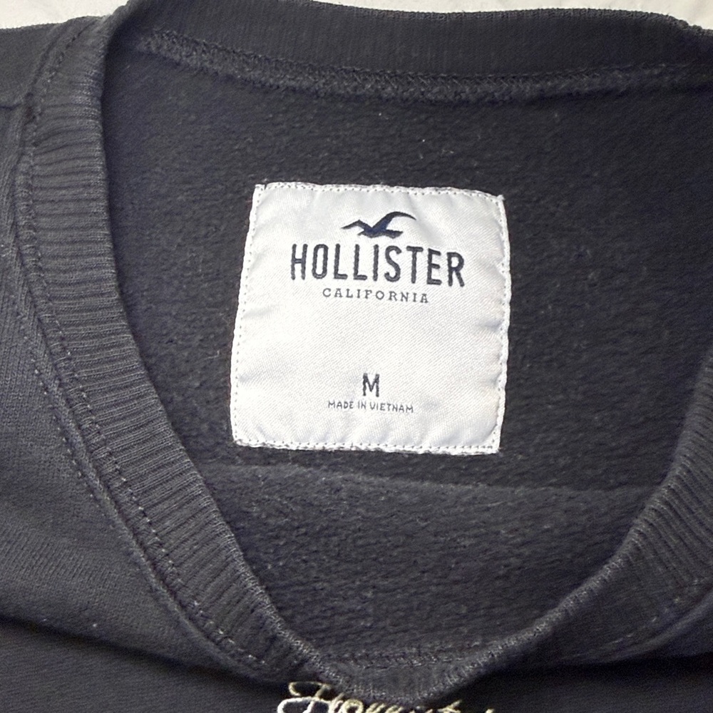 Hollister Women's Embroidered Butterfly Cropped Sweatshirt Size Medium EUC - Picture 5 of 9